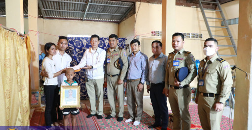 លោក ទិត្យ អានធីរ៉ា អនុប្រធាននាយកដ្ឋានរដ្ឋបាល សរុប និងសហការី បានចុះប្រគល់ថវិកាមួយចំនួន ជូនក្រុមគ្រួសាររបស់លោក គុណ សុខជាតិ